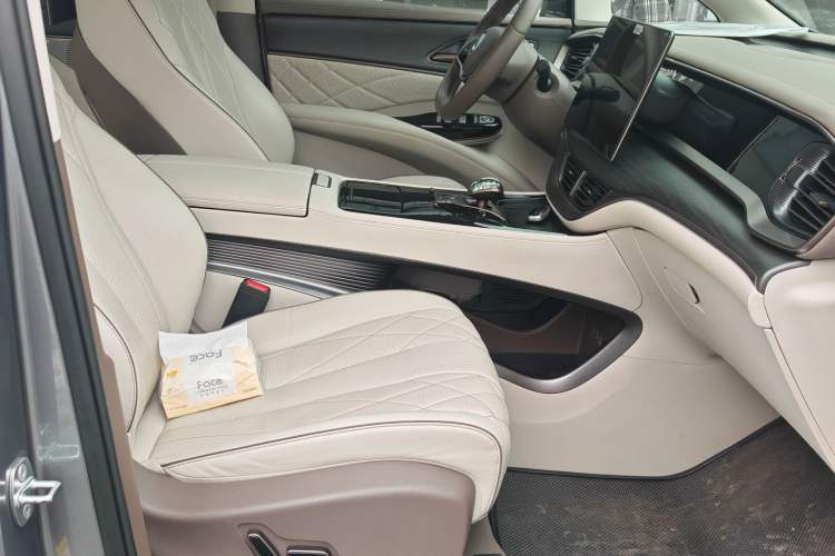 Used Denza D9 2022 DM-i 970 Four-Wheel Drive Prestige Model Interior 1