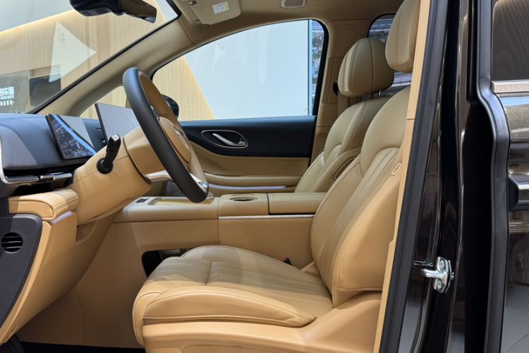 Used VOYAH Dream 2025 PHEV Four-Wheel Drive Prestige Kunpeng Edition
