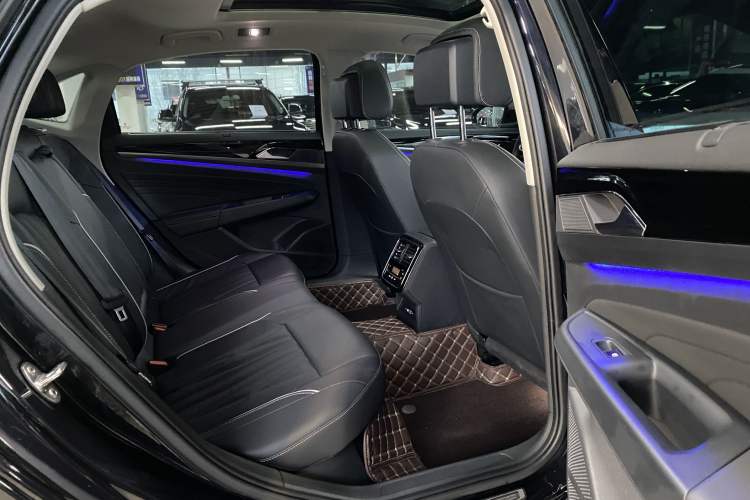 Used Volkswagen Passat 2022 330TSI Luxury Edition Interior 12