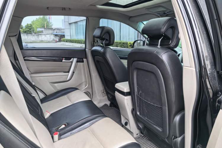 Used Chevrolet Captiva 2014 2.4L 4x4 Luxury Edition 5 Seats Interior 4