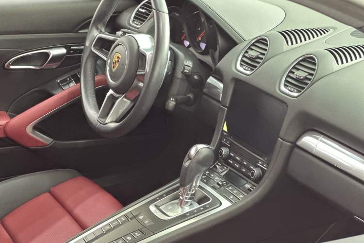 Used Porsche 718 2020 Cayman 2.0T Interior 6