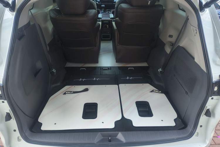 Used Toyota Granvia 2023 2.5L Hybrid Luxury Edition Trunk