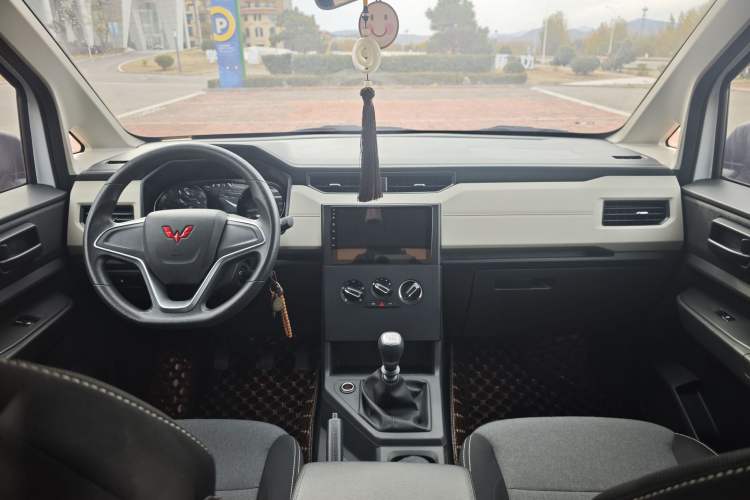 Used Wuling Zhengcheng 2021 1.5T Manual Comfort Version with Enclosed Windows