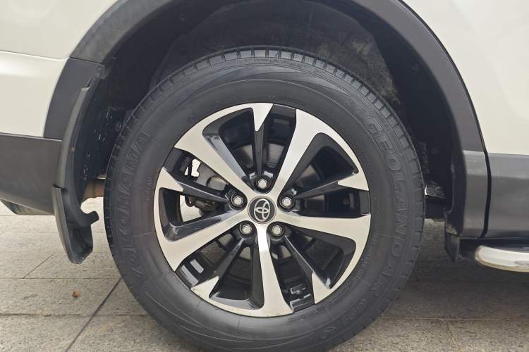 Used Toyota RAV4 2016 2.0L CVT Two-Wheel Drive Fashion Edition China V Standard
