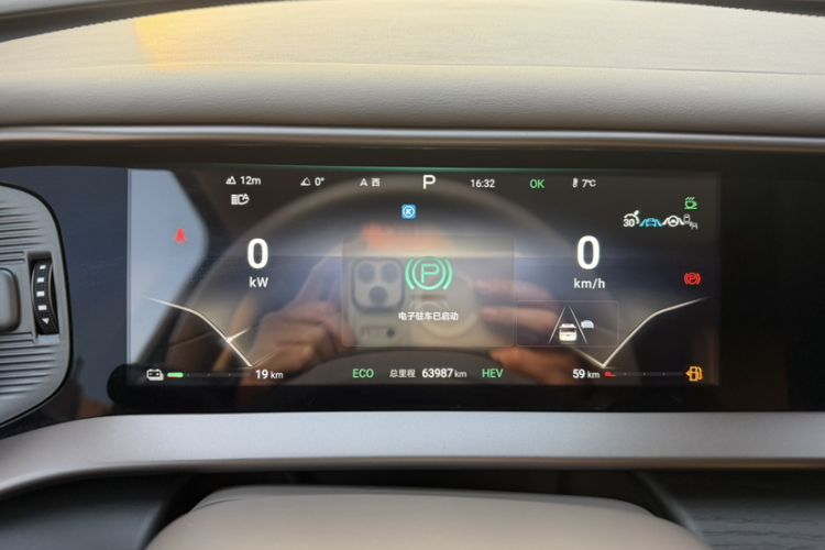 Used Denza D9 2022 DM-i 970 Four-Wheel Drive Flagship Model Odometer Close Up