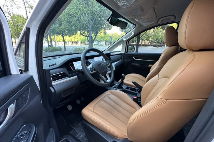 Used BAW Ruisheng Ace M7 2025 2.0L Manual Long Wheelbase Luxury Version 9 Seats Interior 4