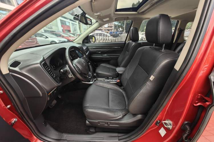 Used Mitsubishi Outlander 2018 2.4L 4x4 Luxury Edition 7-Seater