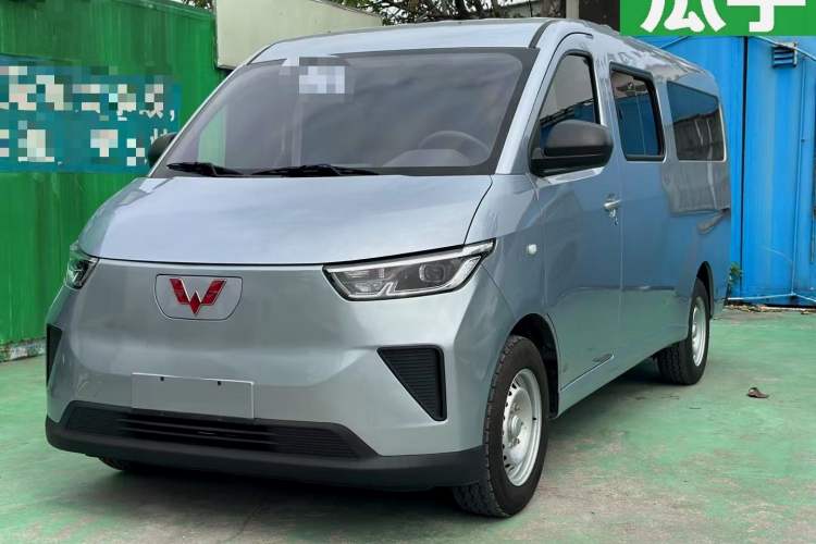 Used Wuling Yangguang 2024 300KM Comfort Version Passenger Van 75kW