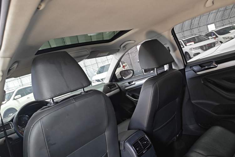 Used Volkswagen Sagitar 2016 230TSI 25th Anniversary Edition Interior 5