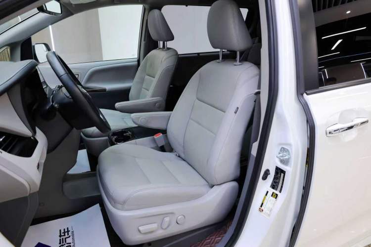 Used Toyota SIENNA  Interior 6