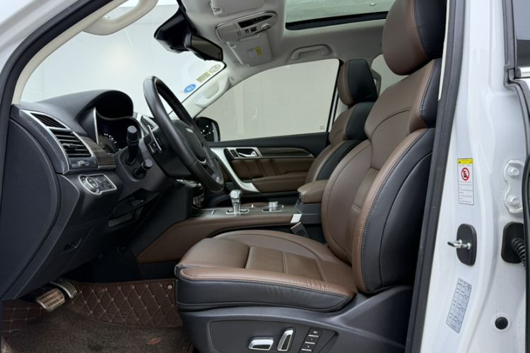 Used Haval H9 2017 2.0T Gasoline 4x4 Premium 5-Seater Interior 1