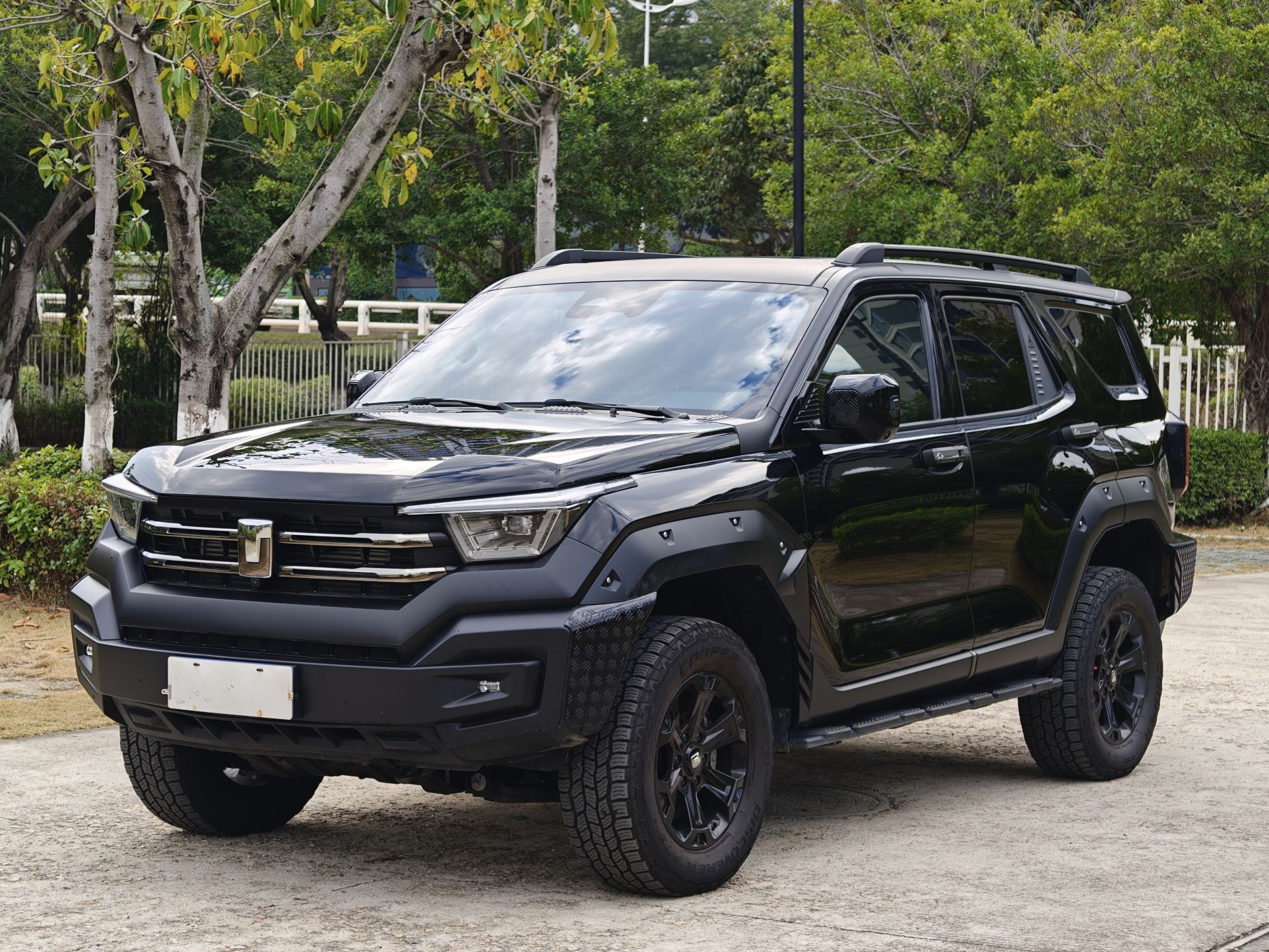 Под передней частью автомобиля