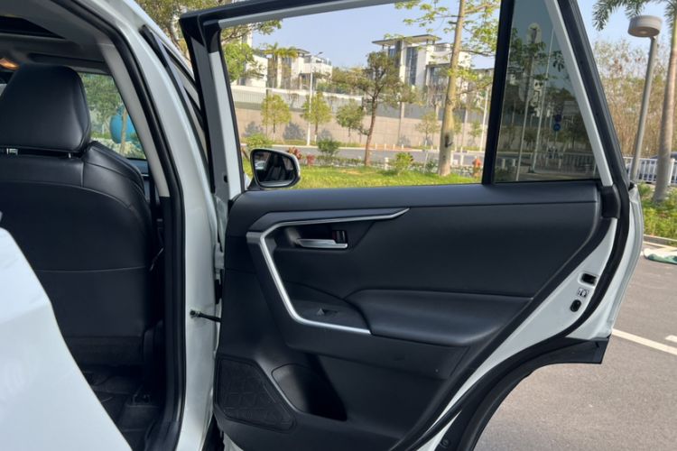 Used Toyota Wildlander 2020 Dual-Engine 2.5L E-CVT Two-Wheel Drive Luxury Edition Interior 8