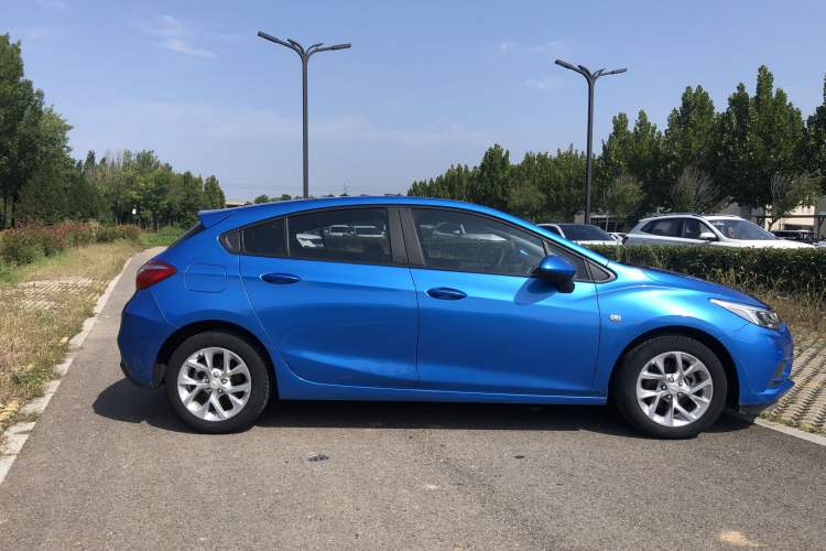 Used Chevrolet Cruze 2017 1.5L Hatchback Automatic Pioneer Sunroof Edition