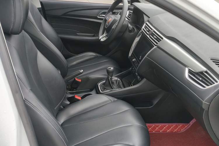 Used Roewe i5 2020 1.5L Manual 4G Connect Leehao Flagship Edition Interior 6