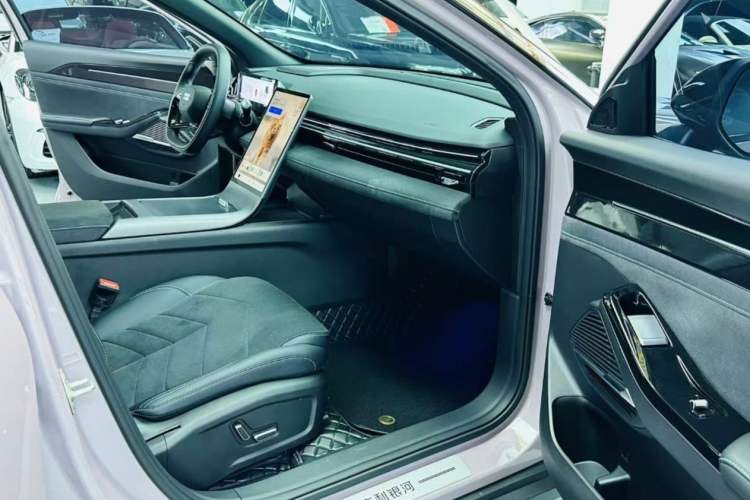 Used Geely Galaxy L6 2024 125km Creative Edition
