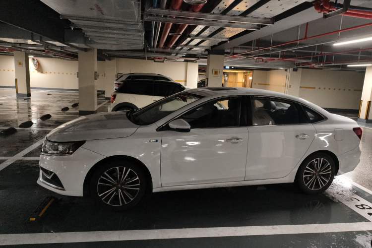 Used Roewe i6 2020 PLUS 1.6L CVT 4G Connected Glory Holographic Edition
