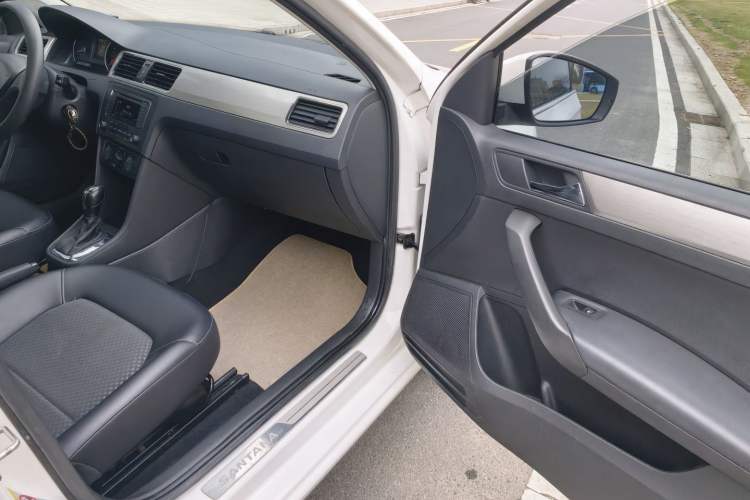 Used Volkswagen Santana 2015 Haval H6 1.6L Automatic Comfort Model Interior 8