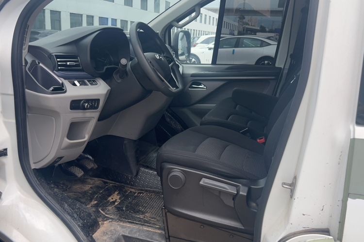 Used SAIC MAXUS Xintu V70 2023 2.0T Elite Edition Manual Transmission Short Wheelbase Low Roof 5/6 Seats (125 hp)
