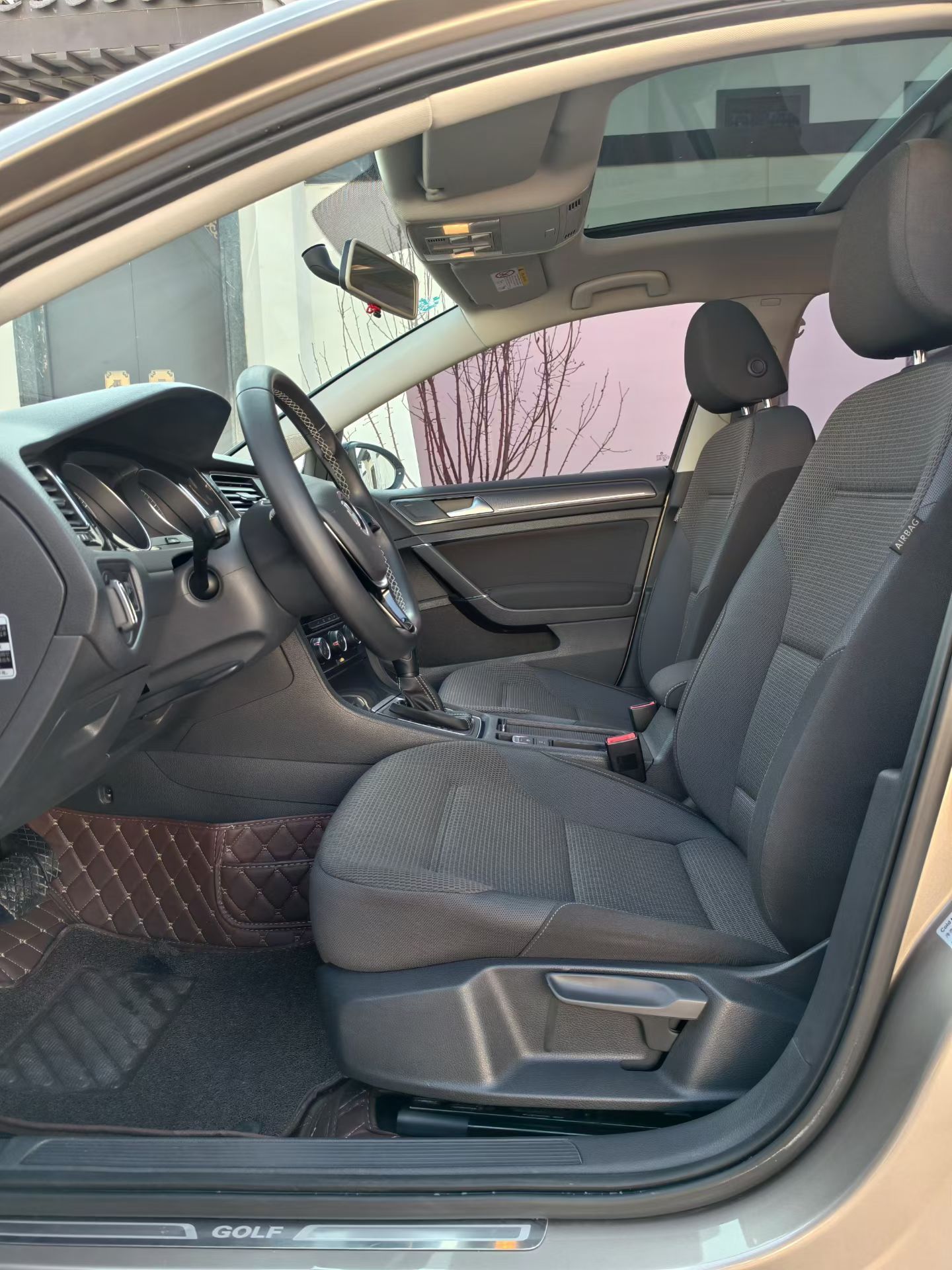 المقاعد الأمامية داخل السيارة