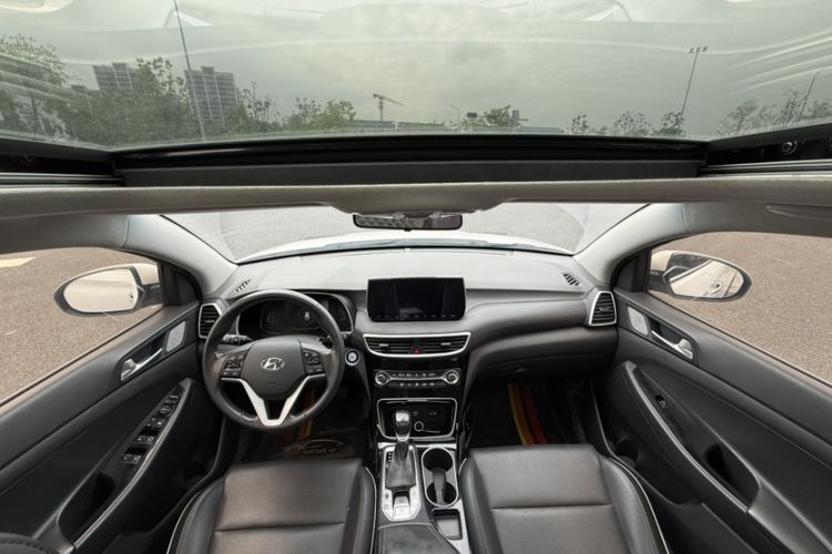 Used Hyundai Tucson 2019 280TGDi Dual-Clutch Two-Wheel Drive Fashion Edition China VI Standard
