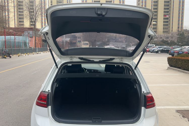 Used Volkswagen Golf 2017 1.6L Automatic Comfort Million-Vehicle Anniversary Edition
