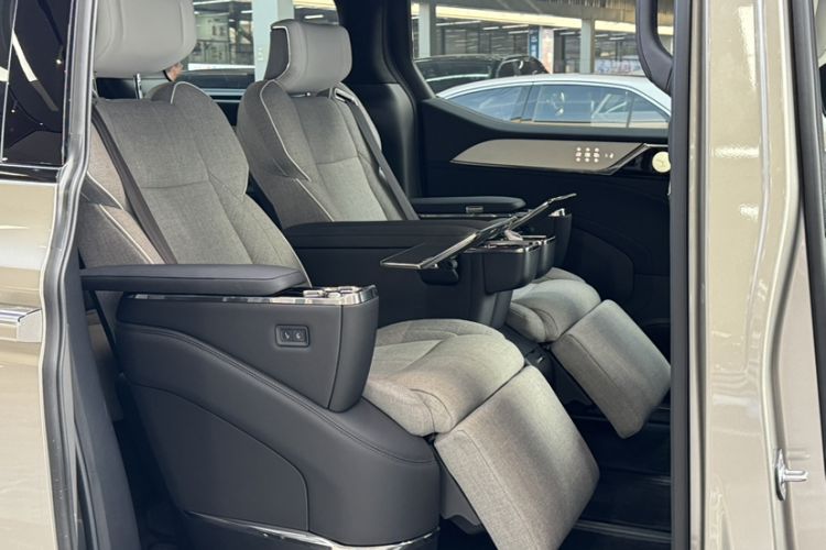 Used Volvo EM90 2025 Ultra Six-Seater
