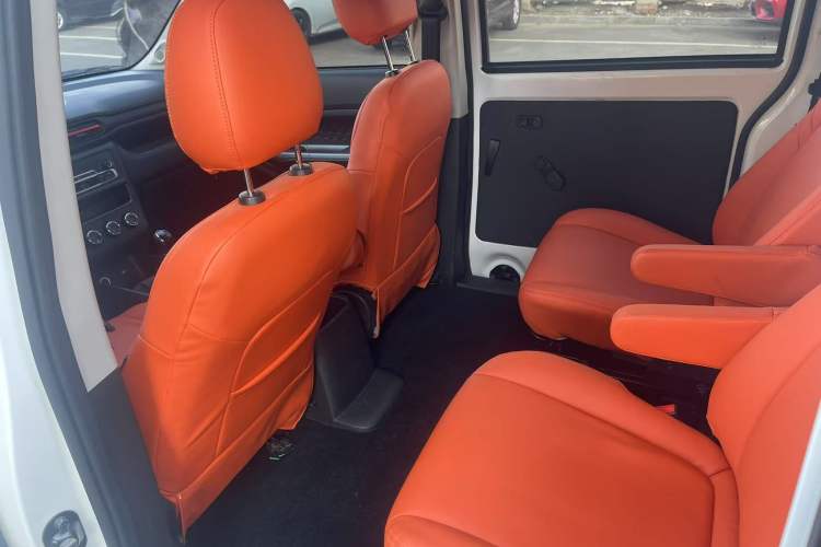 Used Dongfeng Fengon 380 2022 1.5L Comfort-Class Passenger Vehicle (Steel Spring) with 7 Seats
