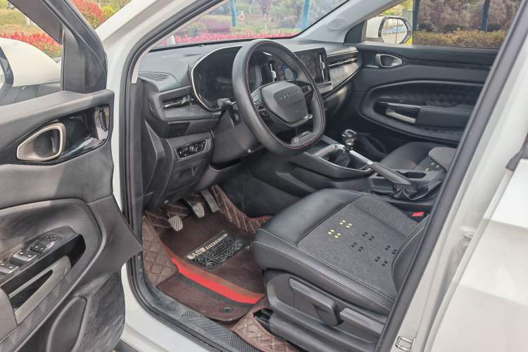 Used Baojun RM-5 2019 1.5T Manual Elite Version with 24-Hour Online Service 6 Seats Interior 2