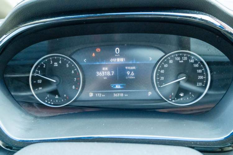 Used Buick GL8 2023 Land Executive Class Deluxe Model Odometer Close Up