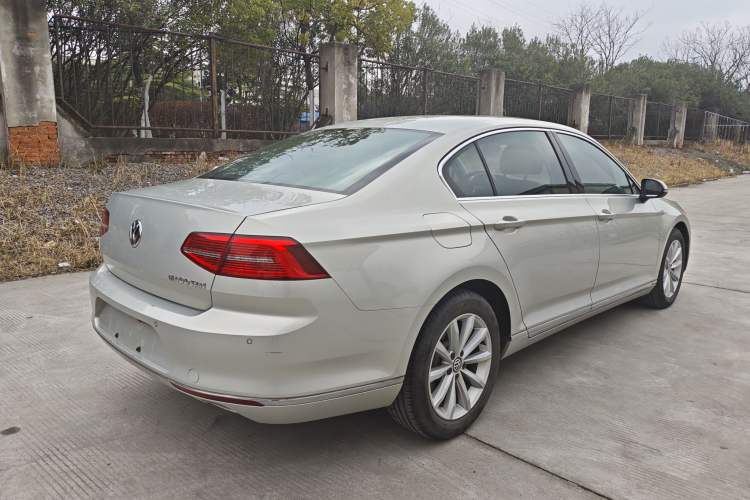 Used Volkswagen Magotan 2017 330TSI DSG Leading Model
