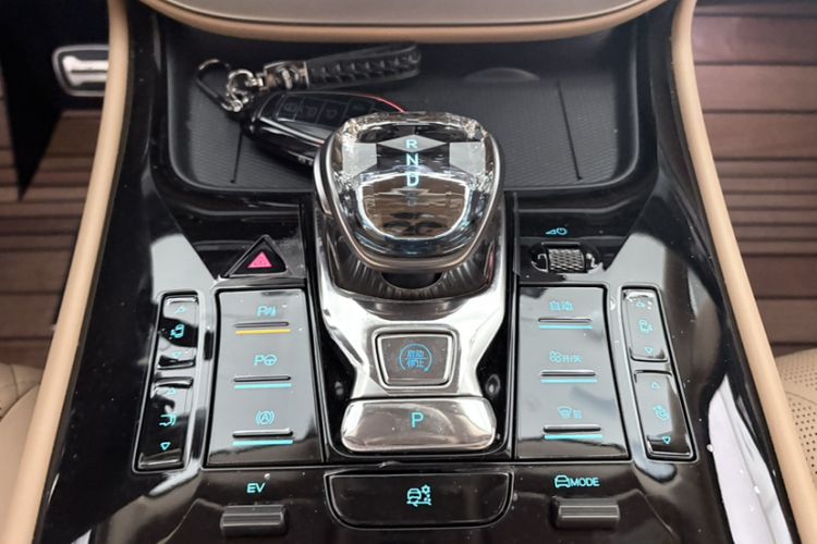 Used Denza D9 2025 DM-i Smart Drive 1020 Four-Wheel Drive Deluxe Model