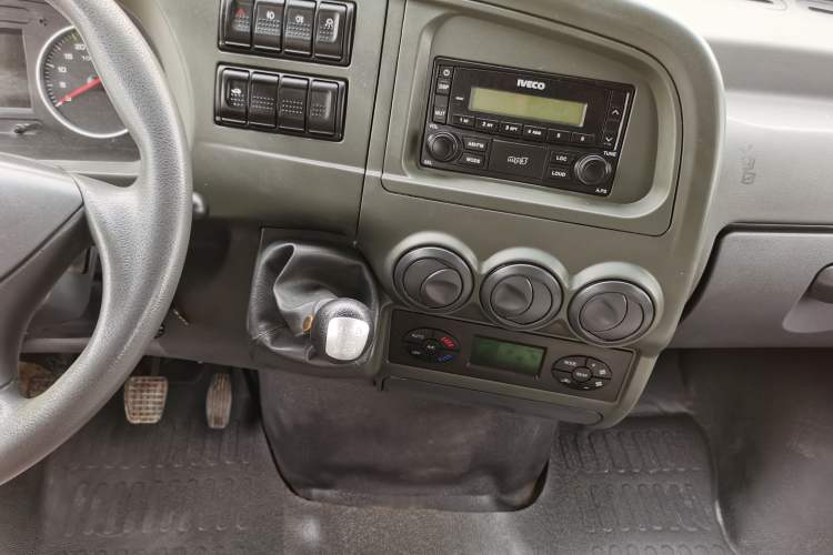 Used Iveco Power Daily 2017 2.5T Classic A32 Mid-Roof 6-7 Seater Bus 47Z5