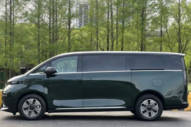 Used Geely Galaxy LEVC L380 2024 140-Degree 6-Seater All-Wheel-Drive Ultra