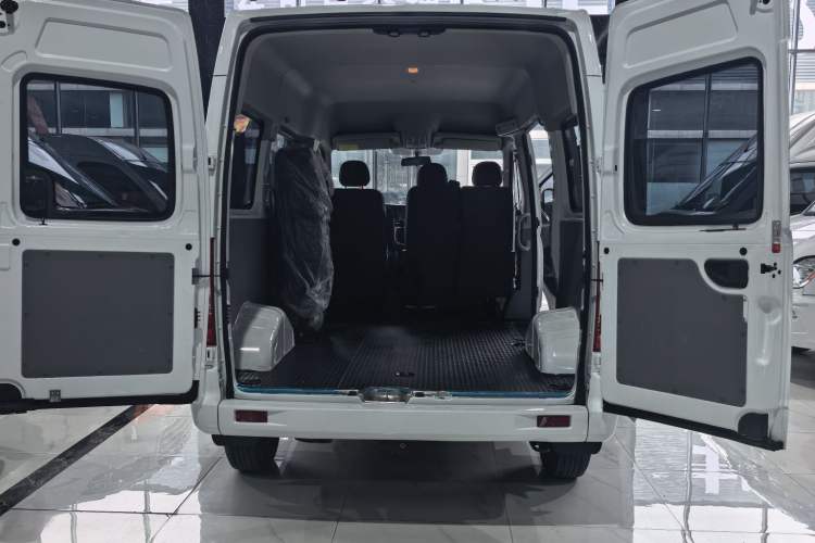 Used SAIC MAXUS Xintu V80 2023 2.0T Manual Classic Aoyuntong Short Wheelbase Mid-Roof 5/6-Seater

