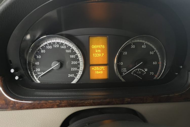 Used Mercedes-Benz Viano 2015 3.0L Partner Edition Odometer Close Up