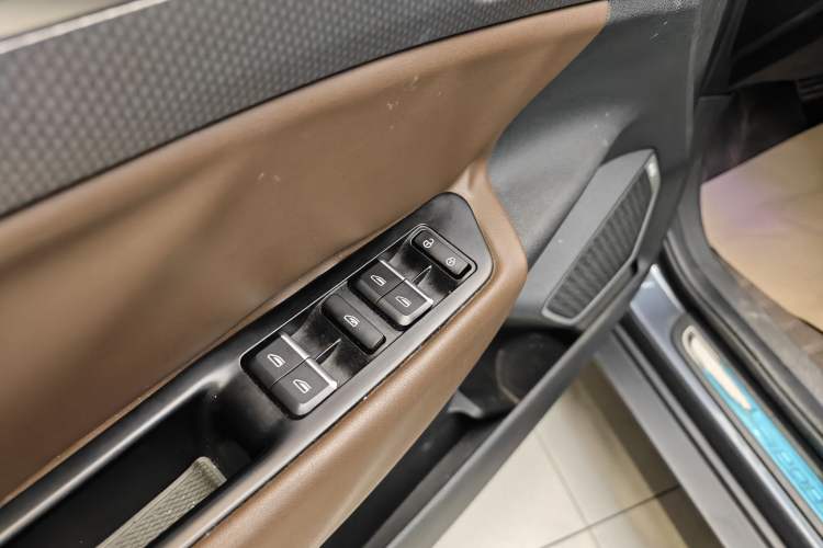 Used Geely Auto Emgrand GS 2017 Sport Edition 1.3T Automatic Smart Connectivity Model Interior 4