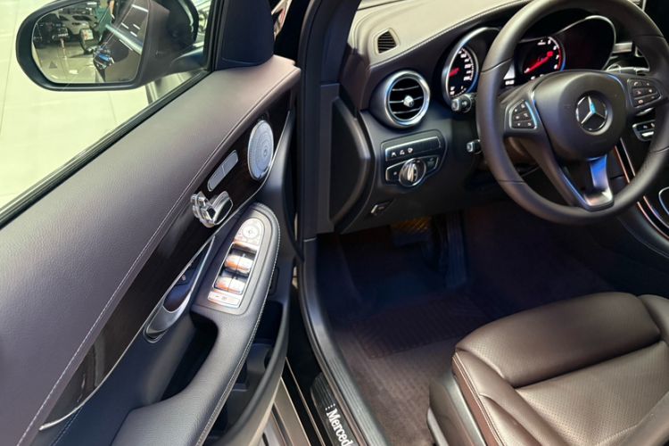 Used Mercedes-Benz GLC 2017 GLC 260 4MATIC Luxury Model Interior 6