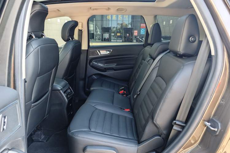 Used Ford Edge 2016 EcoBoost 245 Two-Wheel-Drive Titanium 7-Seater
