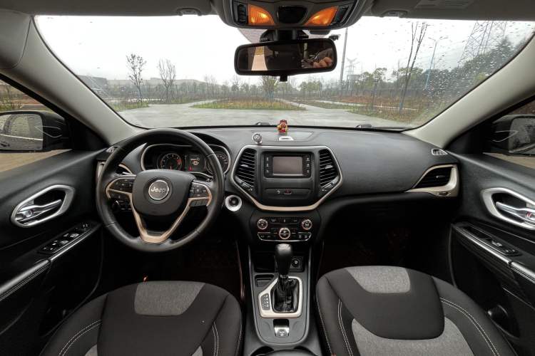 Used Jeep Cherokee 2016 2.0L Leading Edition Interior 1