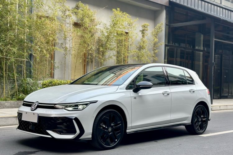 Used Volkswagen Golf 2025 300TSI R-Line
