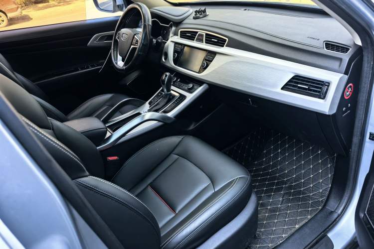 Used Geely Auto Emgrand X7 Sport 2018 1.8TD Automatic Two-Wheel Drive Zhiya Model Interior 4