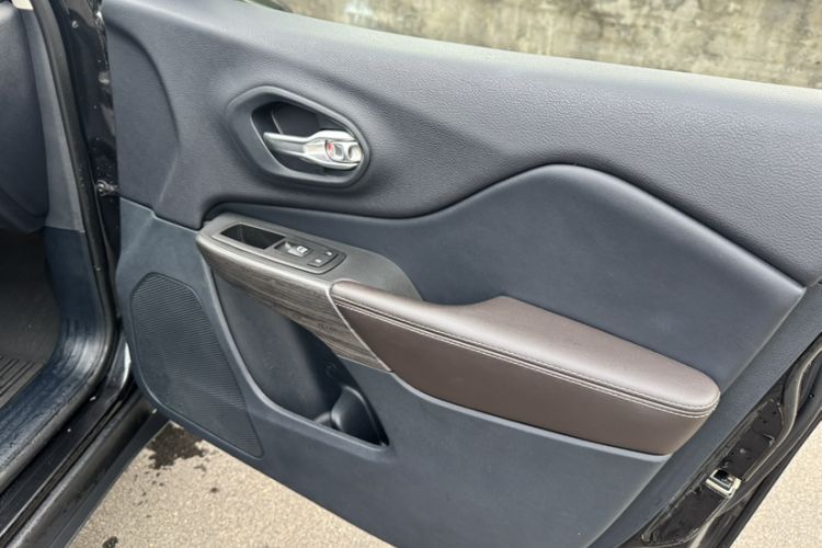 Used Jeep Cherokee 2017 2.0L Superior Edition