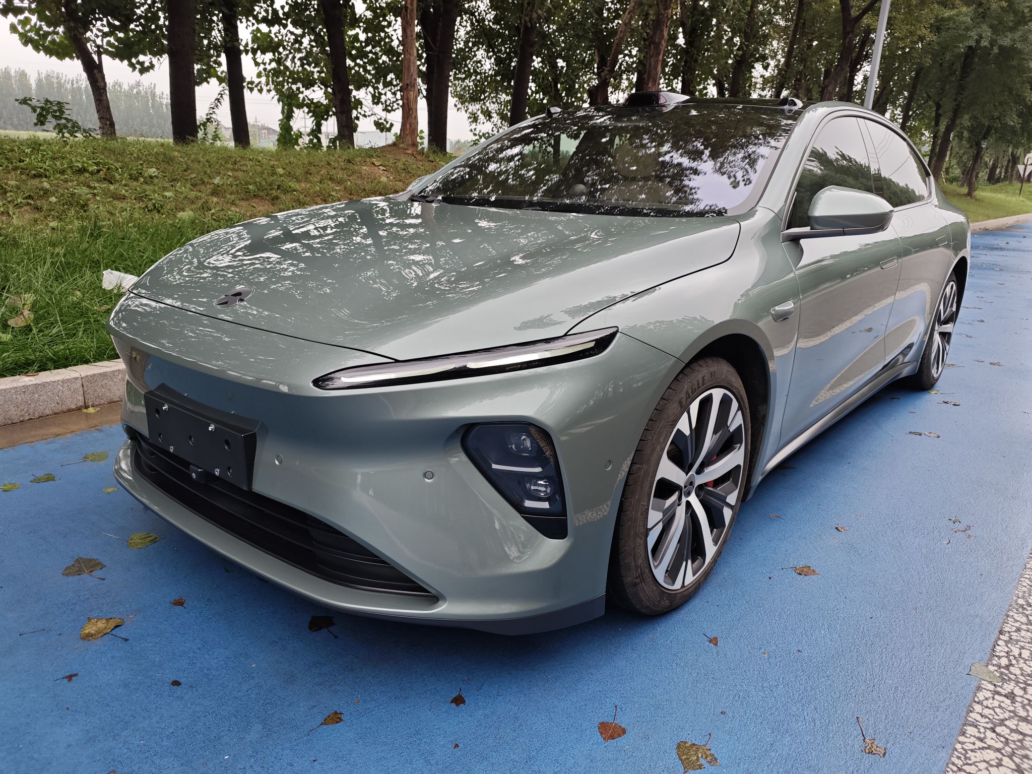 Под передней частью автомобиля