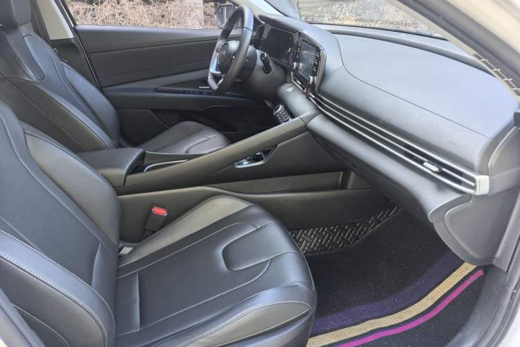 Used Hyundai Elantra 2022 1.5L CVT GLX Elite Edition Interior 4