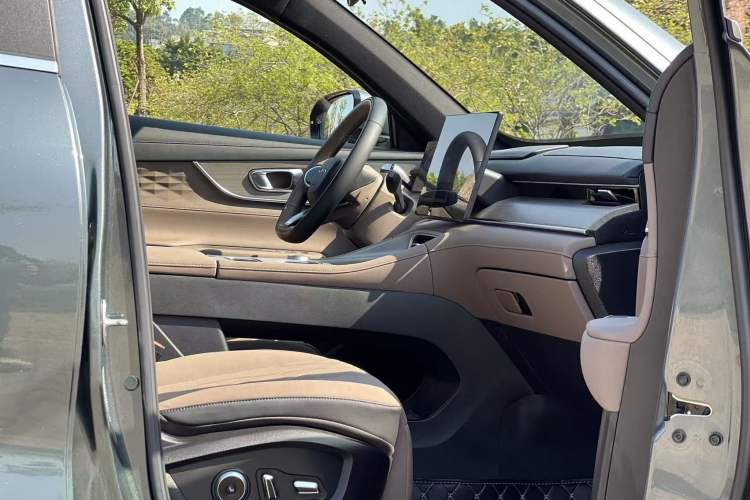 Used Chery Tiggo 8 PLUS 2025 290TGDI DCT Prestige 5-Seater
