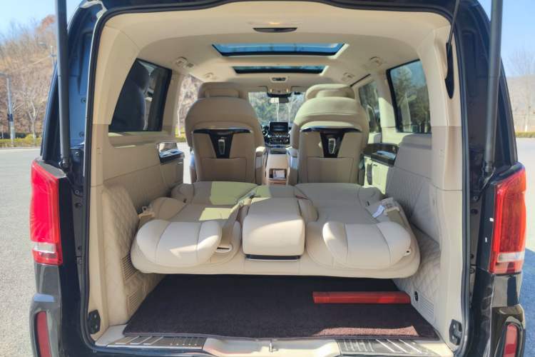 Used Mercedes-Benz V-Class 2016 V 260 L Prestige Extended Edition Interior 7