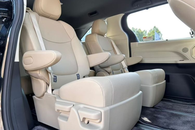 Used Toyota Sienna 2023 2.5L Hybrid Luxury Edition