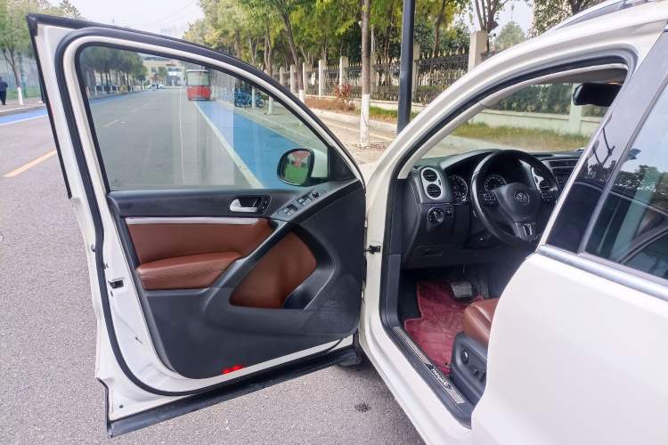 Used Volkswagen Tiguan 2015 1.8TSI Automatic All-Wheel-Drive Luxury Model
