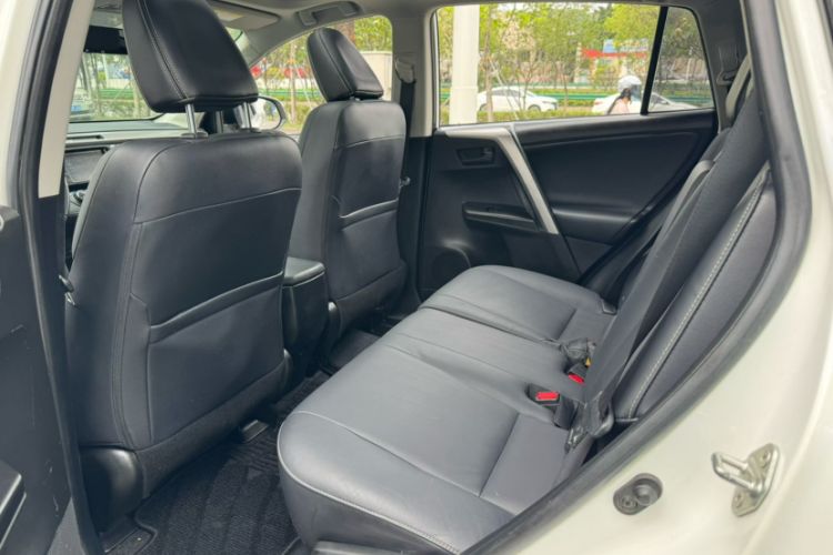 Used Toyota RAV4 2016 2.5L Automatic 4x4 Elite Edition Interior 3